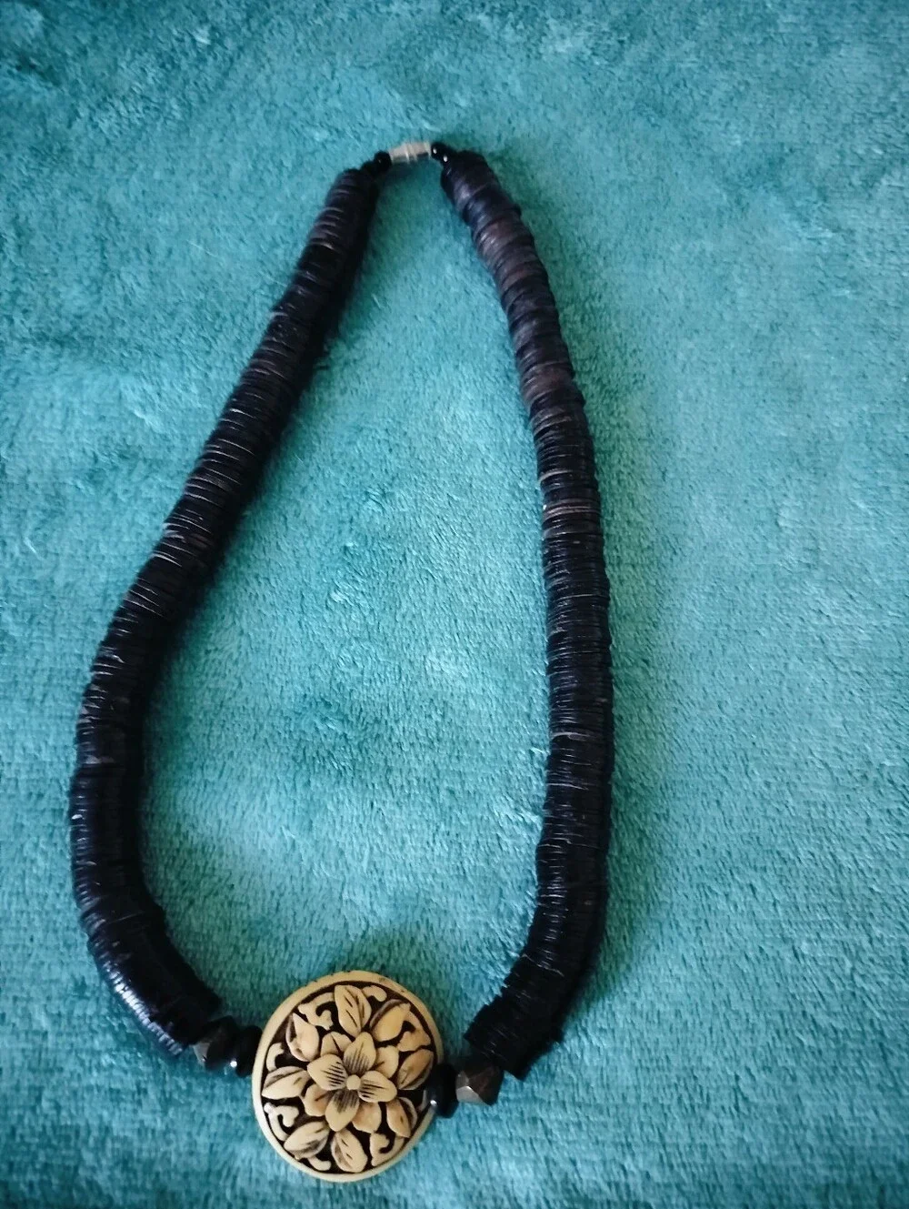 Vntg Carved Floral Medallion Coconut Shell Disc Heishi Beads Barrel Clasp Choker